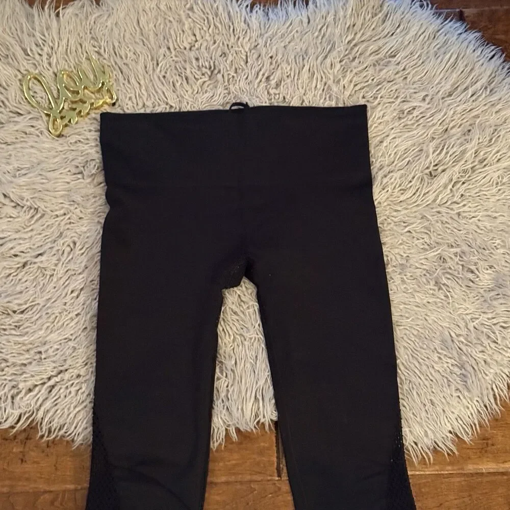 Athleta Breakthrough Laser Cut Capri Leggings Black Size Small Activewear